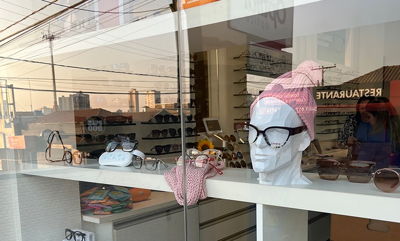 Diferenciação no Ponto de Venda: Cases Personalizados como Ferramenta de Branding para Ópticas